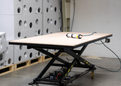 Spangkilde flytbart arbejdsbord med hjul og løft og topplade i krydsfiner i industrihal