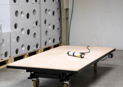 Nedsænket flytbart arbejdsbord 400kg med krydsfiner topplade står i produktionshal